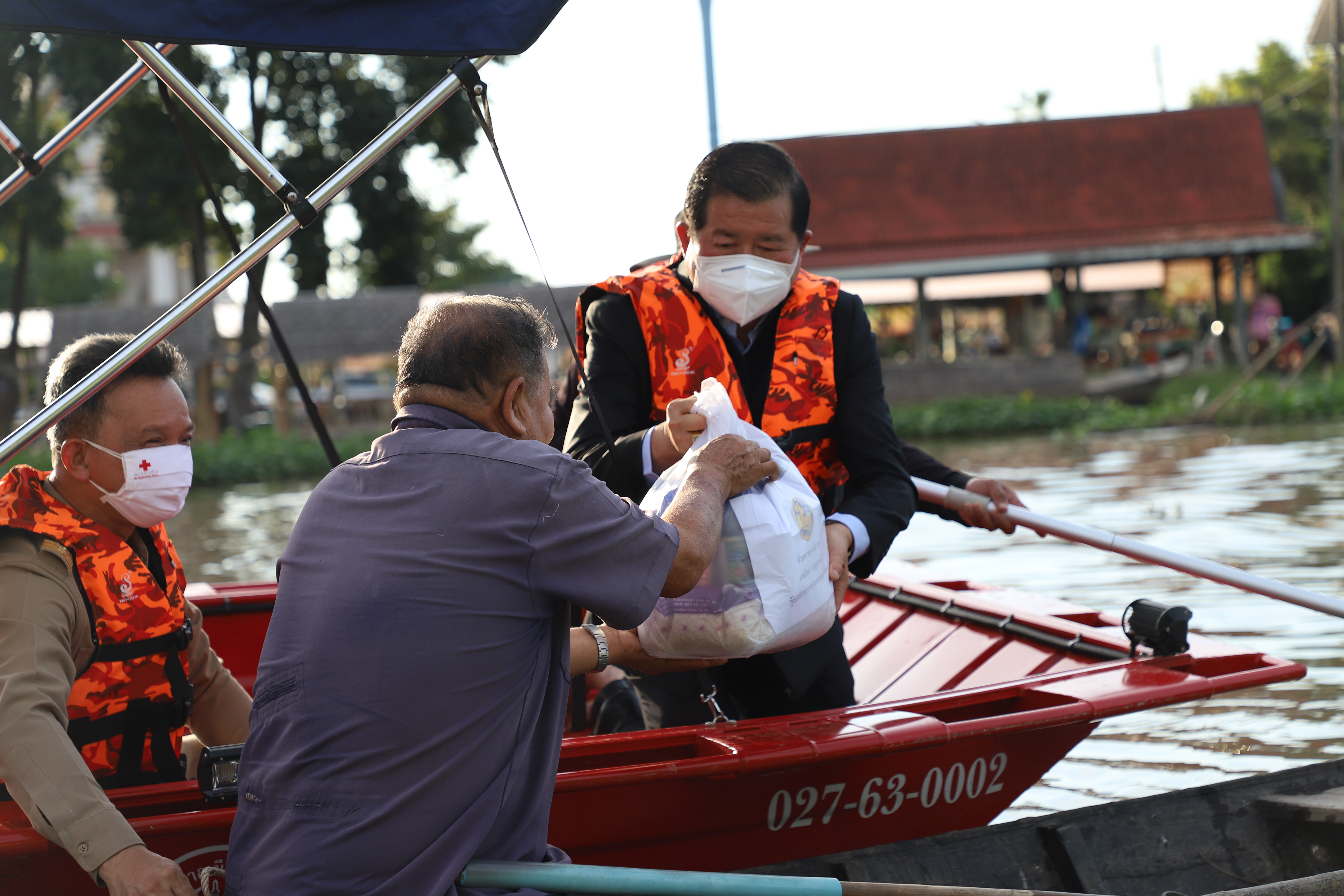 รมช.มหาดไทย ลงพื้นที่เยี่ยมผู้ประสบภัยน้ำท่วมในพื้นที่ จ.อยุธยา สั่งเร่งเยียวยาให้ครอบคลุมความเสียหาย พร้อมดูแลทุกปัญหาของประชาชน