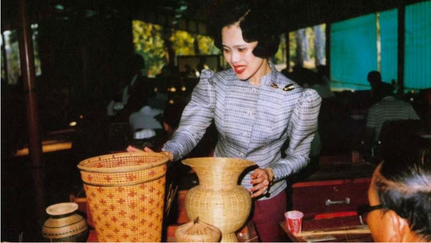 พระราชกรณียกิจ สมเด็จพระพันปีหลวง "ศูนย์ศิลปาชีพบางไทร"