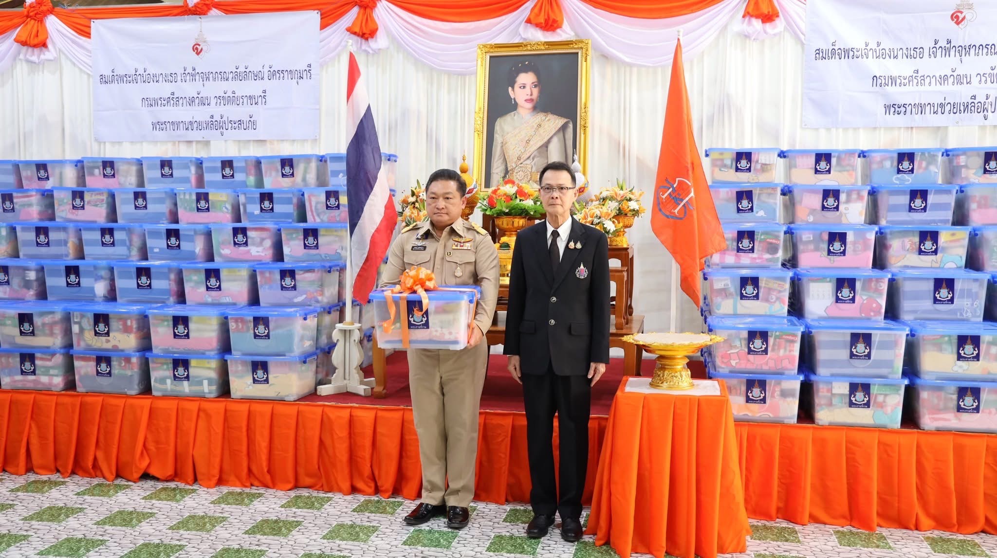 ศาสตราจารย์ ดร.สมเด็จพระเจ้าน้องนางเธอ เจ้าฟ้าจุฬาภรณวลัยลักษณ์ อัครราชกุมารี กรมพระศรีสวางควัฒน วรขัตติยราชนารี องค์ประธานสถาบันวิจัยจุฬาภรณ์โปรดให้ นายบัญชา เตชะสกุล รองประธานสถาบันวิจัยจุฬาภรณ์ ฝ่ายกิจกรรมพิเศษเชิญสิ่งของพระราชทาน จำนวน 600 ชุด มอบแก่ผู้ประสบอุทกภัยในพื้นที่จังหวัดพระนครศรีอยุธยา