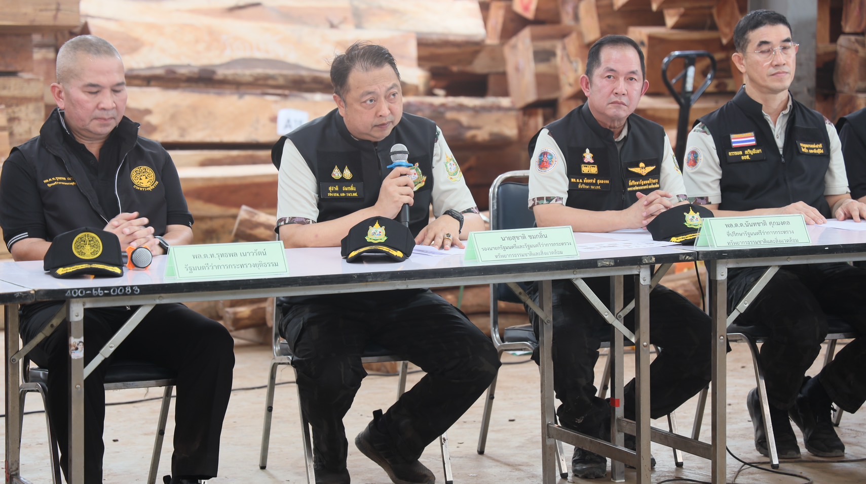 รัฐบาลเอาจริง! สั่ง &ldquo;รมว.ทส.สุชาติ&rdquo; พร้อมด้วย &ldquo;รมว.ยธ.พล.ต.ท.รุทธพลฯ&rdquo; แถลงร่วม ผลการตรวจสอบโกดังบางปะหัน ลุยเดินหน้าตามนโยบายรัฐบาลปราบเครือข่ายค้าไม้มีค่า