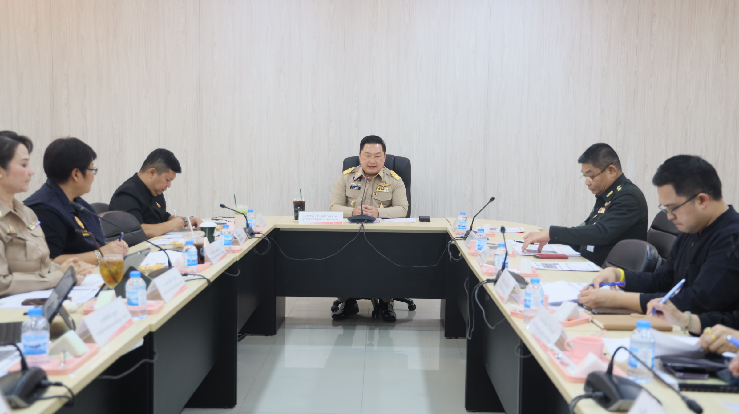 จังหวัดพระนครศรีอยุธยา ประชุมติดตามสถานการณ์น้ำมันเชื้อเพลิง สั่งสำรวจปริมาณน้ำมันสถานีบริการทั่วจังหวัด คุมเข้มราคา ป้องกันการกักตุน มุ่งเน้นดูแลประชาชนอย่างใกล้ชิด