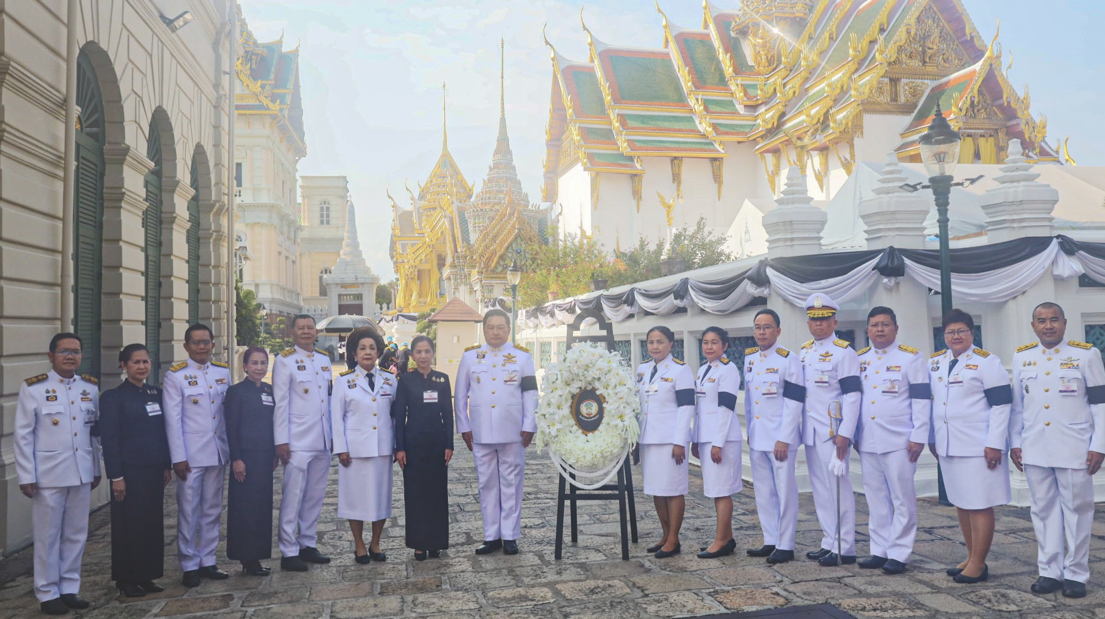 ผู้ว่าฯ จังหวัดพระนครศรีอยุธยา พร้อมคณะ เข้าวางพวงมาลา เป็นเจ้าภาพบำเพ็ญกุศลและพระพิธีธรรมสวดพระอภิธรรมพระบรมศพ สมเด็จพระนางเจ้าสิริกิติ์ พระบรมราชินีนาถ พระบรมราชชนนีพันปีหลวง และกราบถวายบังคมพระบรมศพ ณ พระที่นั่งดุสิตมหาปราสาท ในพระบรมมหาราชวัง