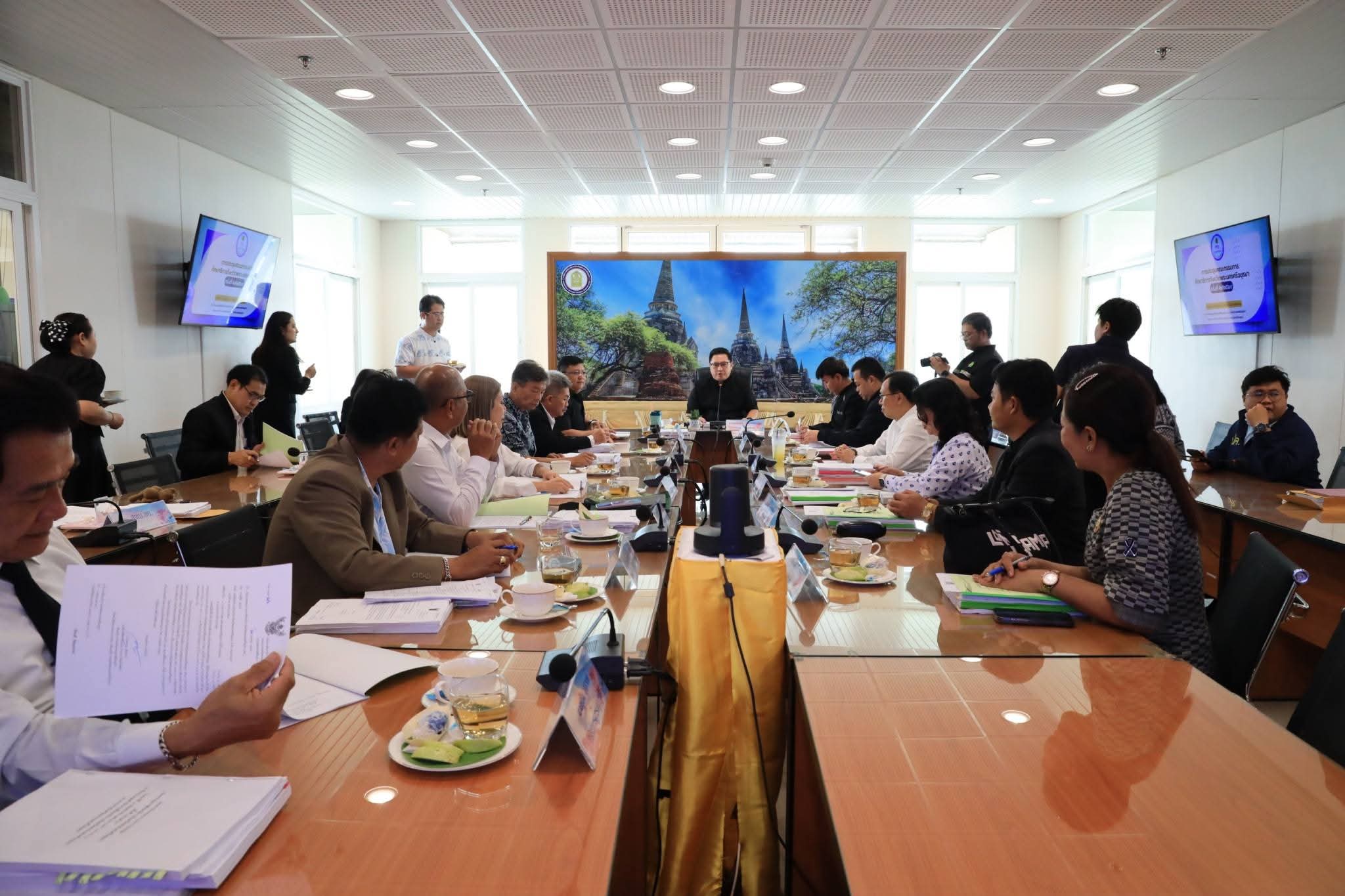พระนครศรีอยุธยา ประชุมคณะกรรมการศึกษาธิการจังหวัด ขับเคลื่อนนโยบายการศึกษา พร้อมเน้นปลูกจิตสำนึกเยาวชนรักชาติ ศาสนา พระมหากษัตริย์