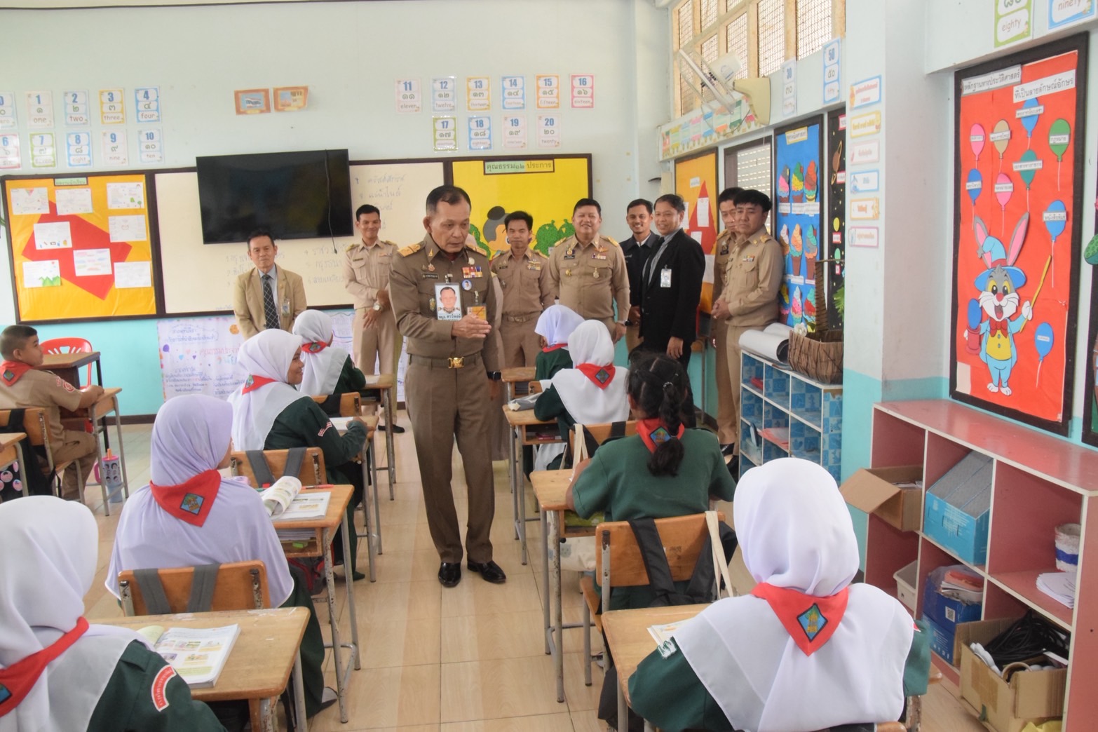 องคมนตรี  ตรวจเยี่ยมโรงเรียนโครงการกองทุนการศึกษา และโรงเรียนเครือข่ายด้านคุณธรรมจริยธรรม  ในพื้นที่จังหวัดพระนครศรีอยุธยา 