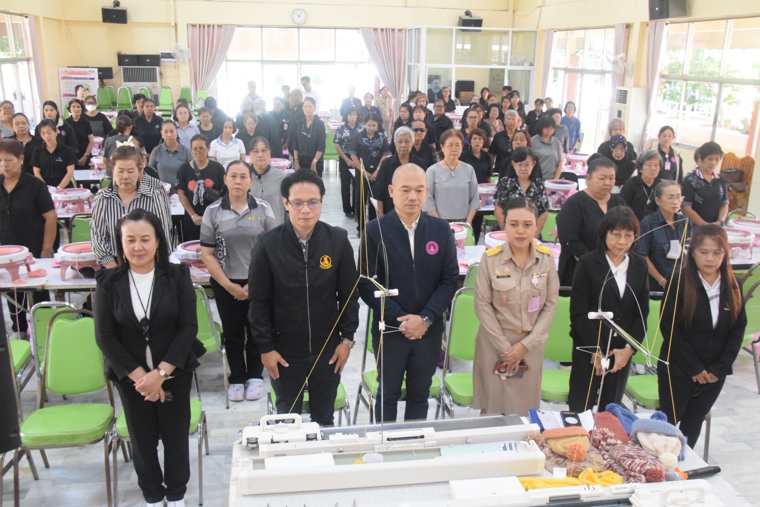 พม.เปิดตัวโครงการสูงวัยมีงานจากฐานชุมชนนำนวัตกรรมเครื่องถักไหมพรมอัตโนมัติหวังสร้างอาชีพรายได้ให้ผู้สูงอายุ 3300 คนทั่วประเทศ
