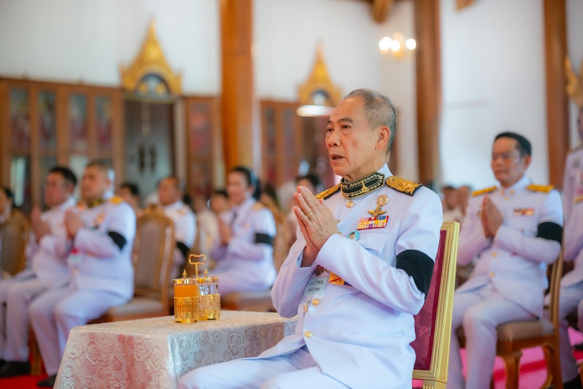 องคมนตรี เชิญสัญญาบัตร พัดยศ และผ้าไตร ไปถวายแด่พระสงฆ์ ที่ได้รับพระราชทานสัญญาบัตรตั้งสมณศักดิ์ เป็นพระราชาคณะ