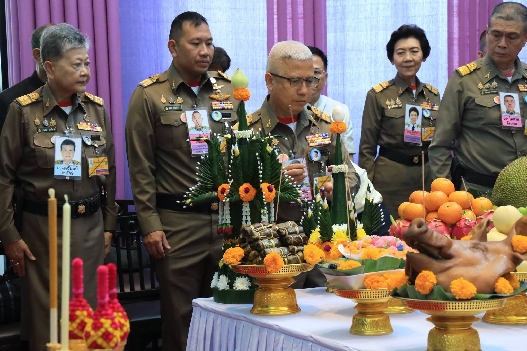 พันโท สมชาย กาญจนมณี รองเลขาธิการพระราชวังและรองประธานกรรมการมูลนิธิส่งเสริมศิลปาชีพในสมเด็จพระนางเจ้าสิริกิติ์ พระบรมราชินีนาถ พระบรมราชชนนีพันปีหลวง เป็นผู้แทนไปเป็นประธานในพิธีบวงสรวงเทพยดาครูอาจารย์และพิธีเจริญพระพุทธมนต์ถวายภัตตาหารเพลแด่พระสงฆ์ ณ อาคารเรียน-รู้-เรื่องโขน เพื่อให้เกิดความเป็นสิริมงคล และการจัดสร้างฉากการแสดงเป็นไปอย่างราบรื่นและสำเร็จลุล่วงได้ด้วยดีสมดังเป็นโขนสุดยิ่งใหญ่แห่งปี