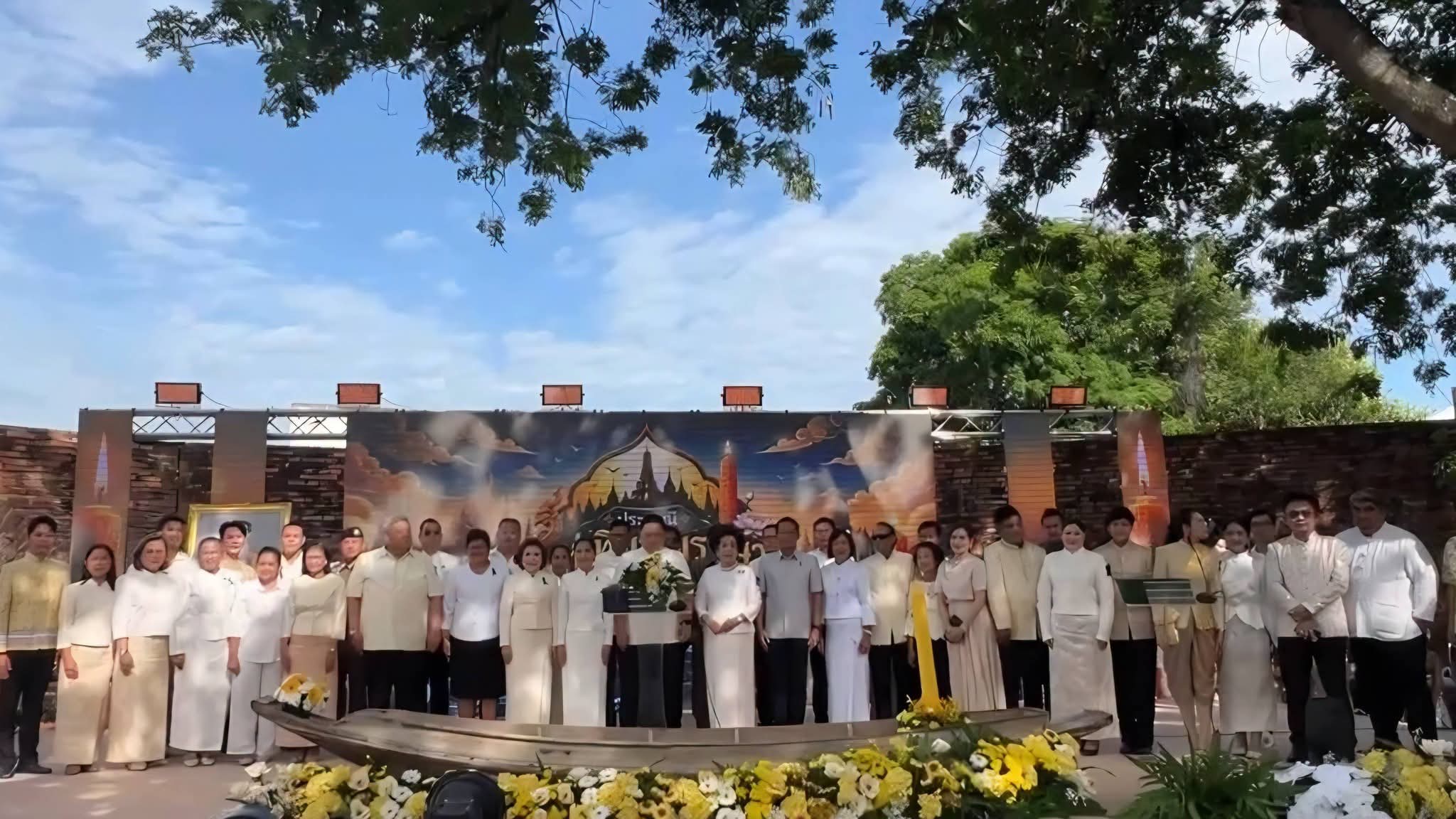 ตระการตา !! พ่อเมืองกรุงเก่า จับมือ อบจ. เทศบาล ปล่อยขบวนเรือ 75 ลำ แห่เทียนพรรษาทางน้ำ &ldquo;ถวายเทียนด้วยศรัทธา ล่องนาวาด้วยภักดี รวมใจชาวอยุธยา เทิดไท้องค์ราชัน&rdquo;