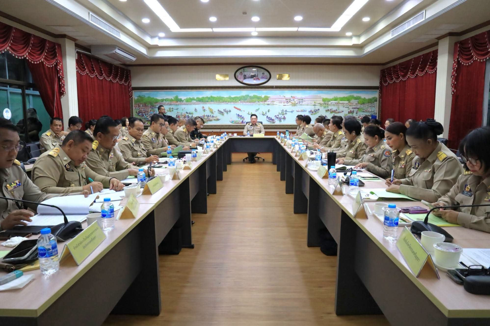 ผู้ว่าฯ อยุธยา เป็นประธานประชุมนายอำเภอและหัวหน้าส่วนราชการ เร่งติดตามการขับเคลื่อนนโยบายสำคัญของรัฐบาล