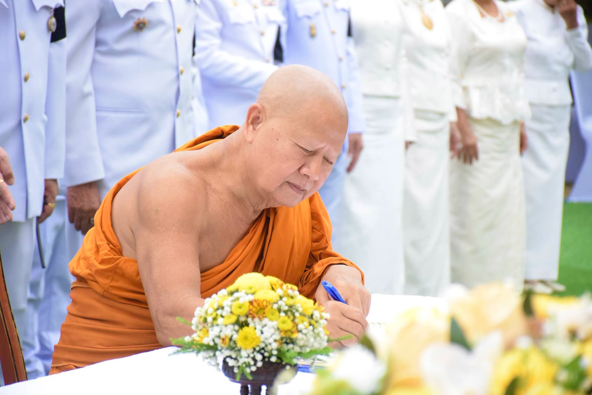 เทศบาลนครพระนครศรีอยุธยา ร่วมกับวัดศาลาปูนวรวิหาร ตักบาตร ปล่อยพันธ์ปลา 9 แสนตัว ถวายเป็นพระราชกุศล ถวายแด่พระบาทสมเด็จพระเจ้าอยู่หัว เนื่องในโอกาสมหามงคลเฉลิมพระชนม พรรษาครบ 74 พรรษา  28 กรกฎาคม 2569 