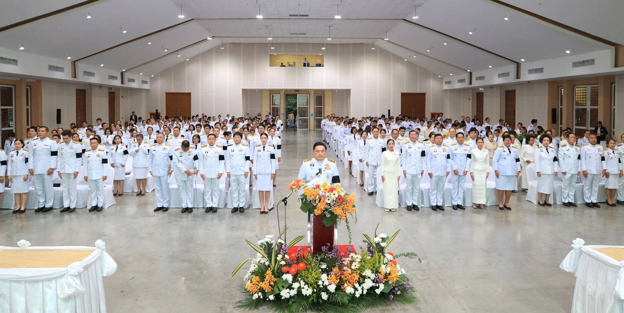 จังหวัดพระนครศรีอยุธยา นำประกอบพิธีถวายเครื่องราชสักการะ วางพานพุ่ม และจุดเทียนถวายพระพรชัยมงคล เฉลิมพระเกียรติพระบาทสมเด็จพระเจ้าอยู่หัว