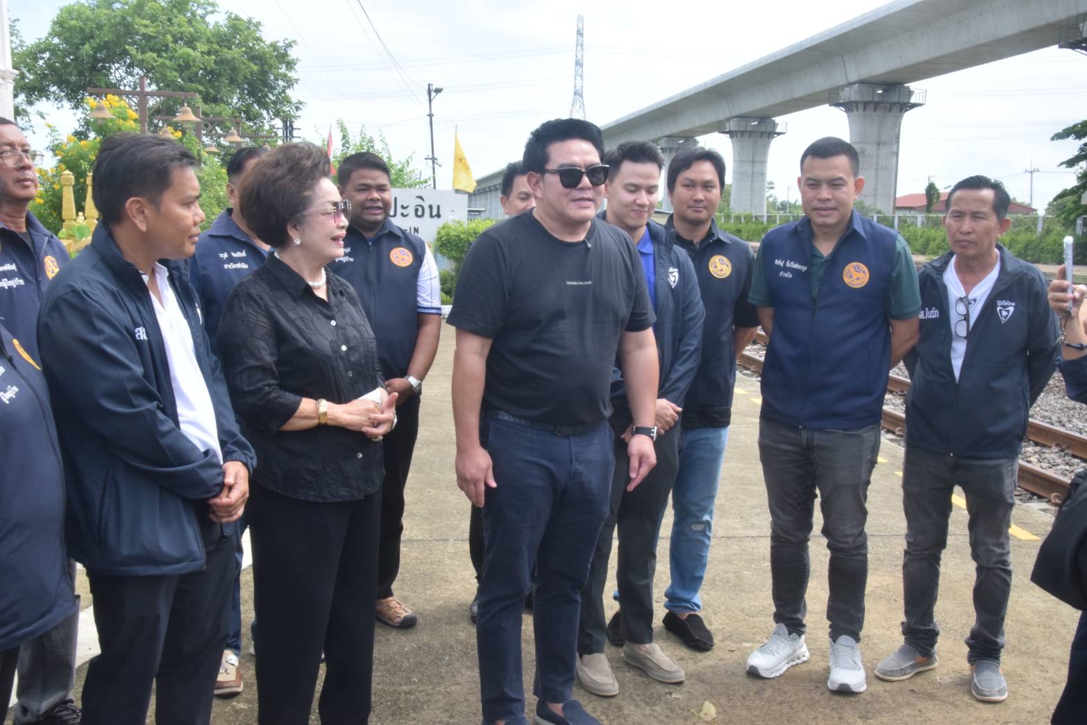 รมต.สุรศักดิ์ เบียดขึ้นรถไฟ คีฮะ วันหยุดแรกสู่อยุธยา หนุนเพิ่มทางลาดรองรับคนพิการวิลแชร์ พร้อมขยายเวลาเพิ่มเที่ยว รับคนแห่นั่งเที่ยวอยุธยา