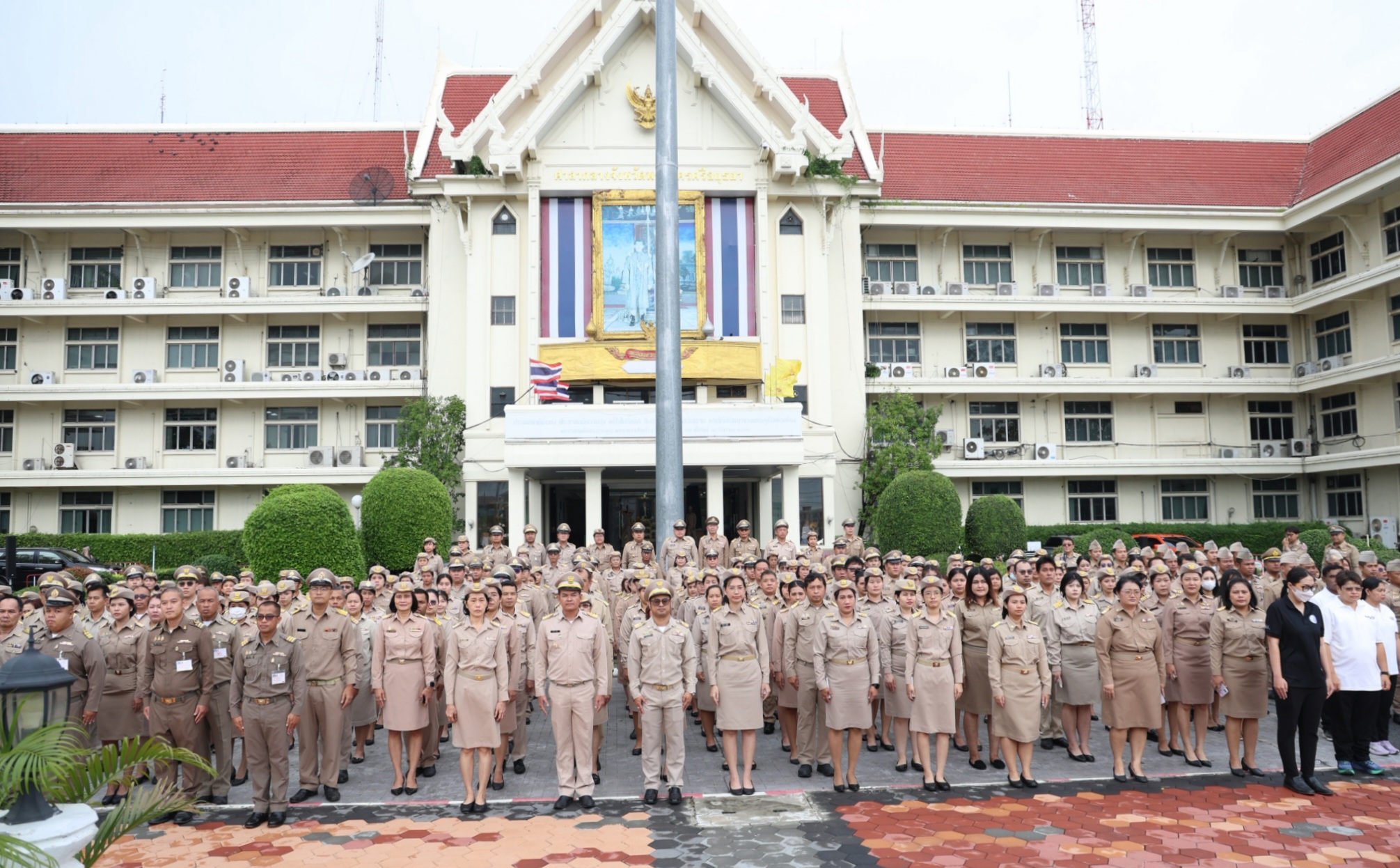 ผู้ว่าฯ อยุธยา นำข้าราชการร่วมเคารพธงชาติและร้องเพลงชาติไทย เนื่องในวันพระราชทานธงชาติไทย