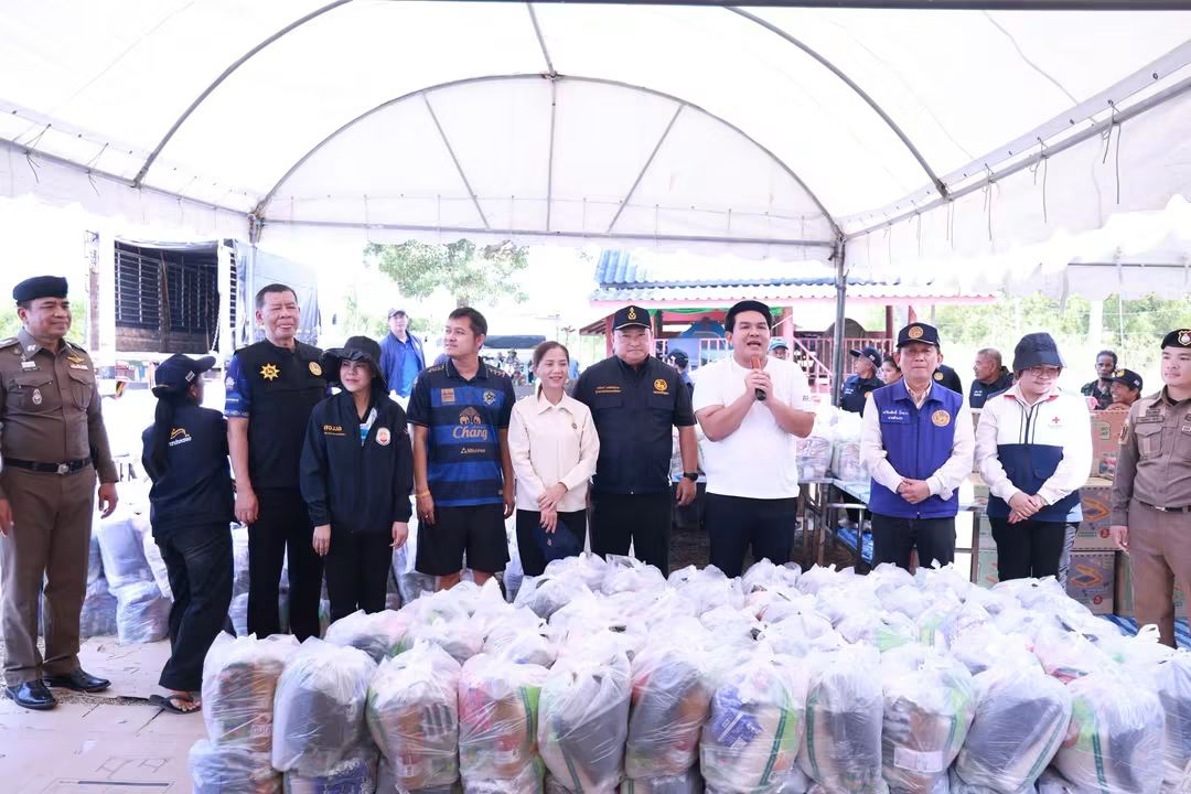 รมว.ท่องเที่ยวฯ ลงพื้นที่อยุธยา เยี่ยมให้กำลังใจผู้ประสบอุทกภัย มอบถุงยังชีพบรรเทาความเดือดร้อน