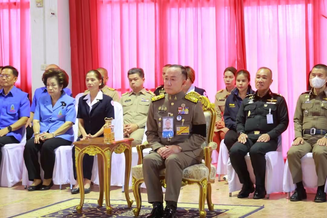 องคมนตรี และคณะมูลนิธิราชประชานุเคราะห์ ในพระบรมราชูปถัมภ์ เชิญถุงพระราชทาน และเครื่องอุปโภคบริโภค ไปมอบให้แก่ประชาชนผู้ประสบอุทกภัยในพื้นที่จังหวัดพระนครศรีอยุธยา