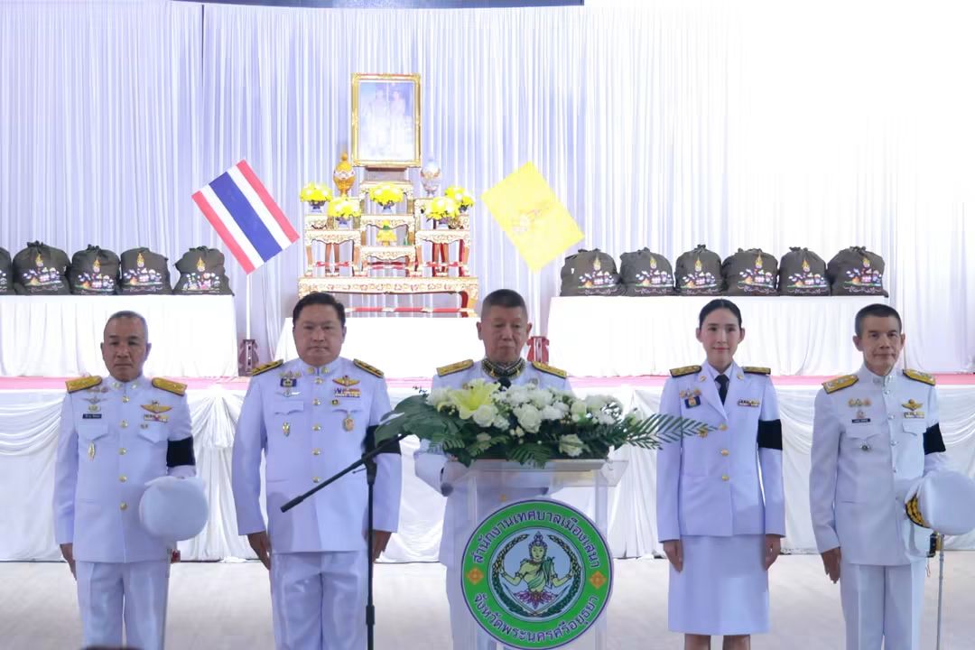 รองหัวหน้าราชการพระตำหนักฯ ลงพื้นที่ อ.เสนา มอบถุงยังชีพพระราชทานช่วยเหลือผู้ประสบอุทกภัย
