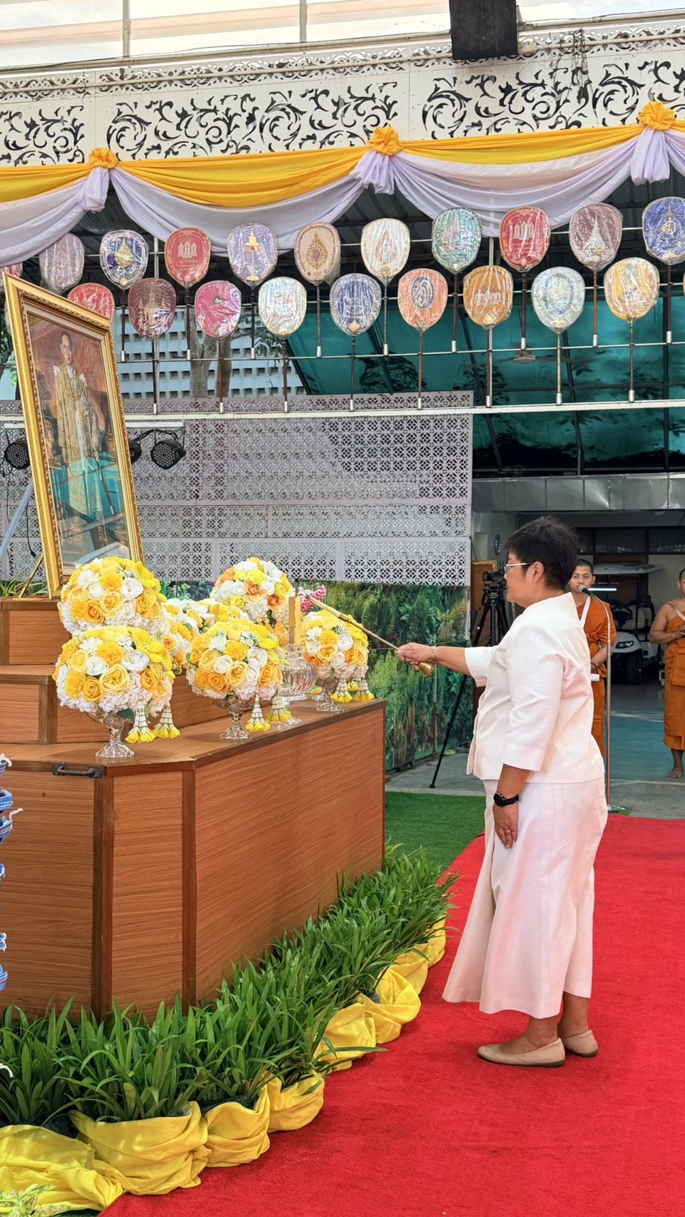 รองผู้ว่าฯ อยุธยา เป็นประธานทำบุญตักบาตร ถวายพระราชกุศลเนื่องในวันนวมินทรมหาราช พร้อมมอบทุนการศึกษาและสิ่งของแก่นักเรียน