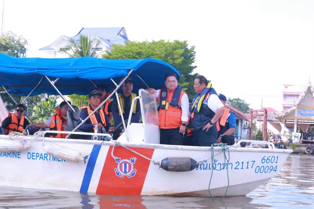 ผู้ว่าฯ อยุธยา ลงพื้นที่ติดตามการกู้เรือลากจูง &ldquo;ช.รัชนีรุ่งเรือง&rdquo; หน้าวัดพนัญเชิงวรวิหาร พร้อมวางมาตรการยกระดับความปลอดภัยทางน้ำ