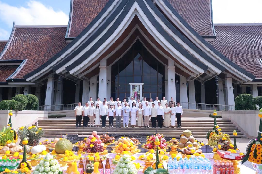 ผู้ว่าฯ อยุธยา นำส่วนราชการประกอบพิธีบวงสรวงซุ้มถวายดอกไม้จันทน์ เตรียมความพร้อมงานพระราชพิธีถวายพระเพลิงพระบรมศพ สมเด็จพระบรมราชชนนีพันปีหลวง